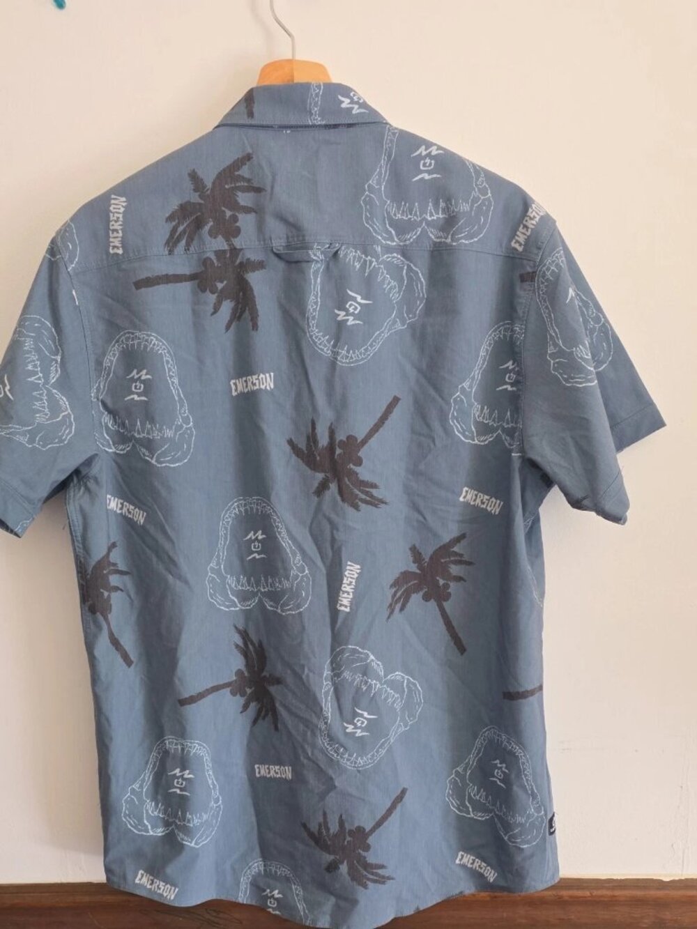 Emerson Men’s M Short Sleeve Button Down Shirt Blue Gray Shark Jaws Palm NWT - Picture 5 of 7